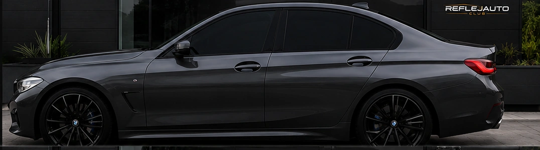 El mismo BMW Serie 3 con polarizado al 20 %: los vidrios se ven oscuros pero aún dejan intuir el interior.