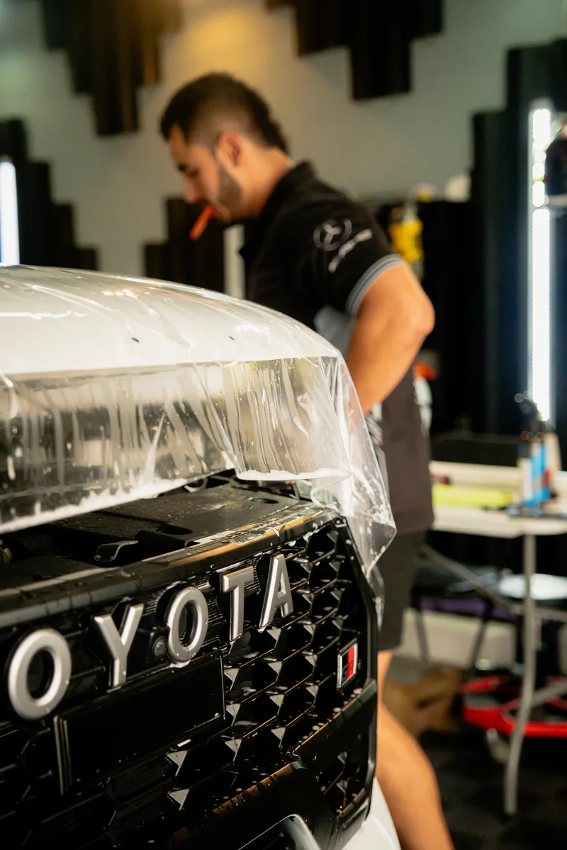 Instalación de PPF sobre el capó de una camioneta Toyota