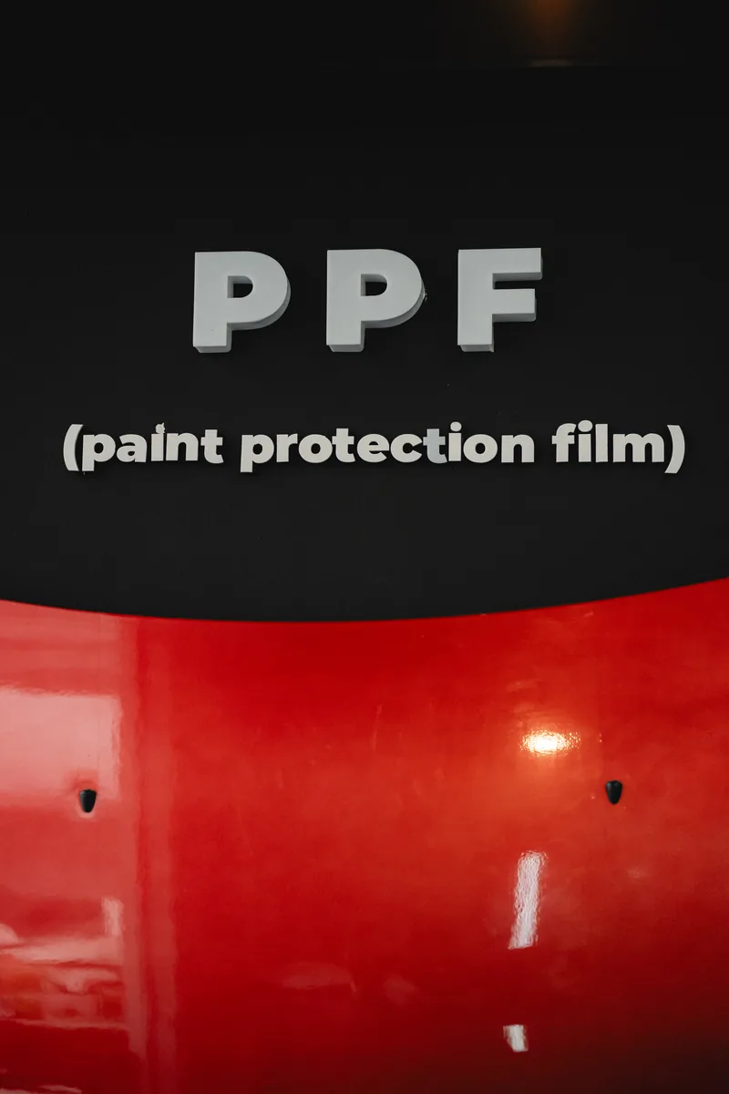 Capó rojo con película de protección de pintura instalada